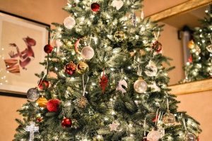 Festlicher Künstlicher geschmückter Weihnachtsbaum