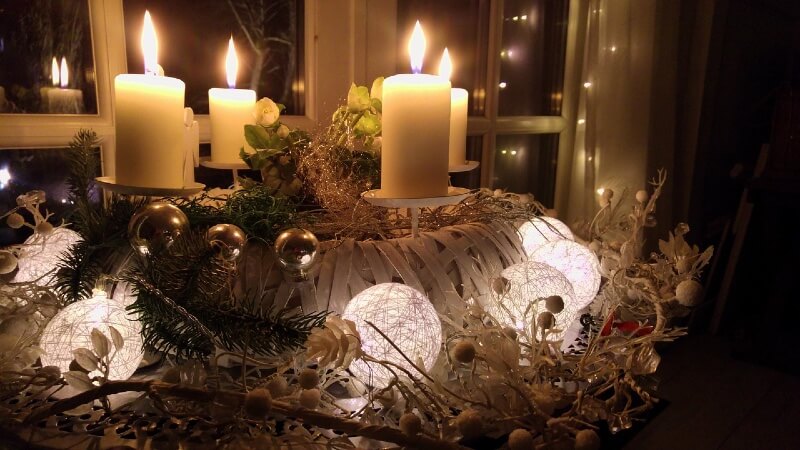Künstlicher Adventskranz in Weiß