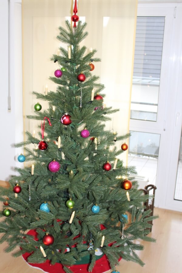 Künstlicher Weihnachtsbaum Nordmanntanne geschmückt.