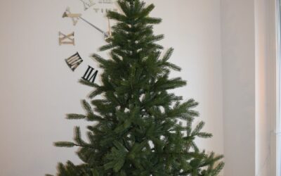 Naturgetreuer künstlicher Weihnachtsbaum