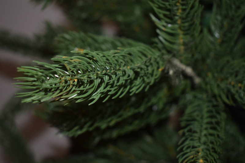 Naturgetreuer künstlicher Weihnachtsbaum mit Spritzguss NAdeln