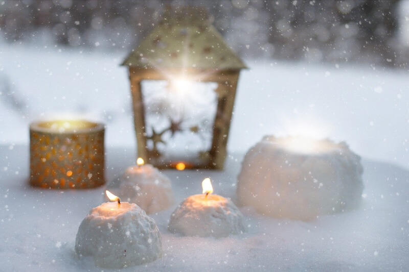 Schneelaterne aus echtem Schnee