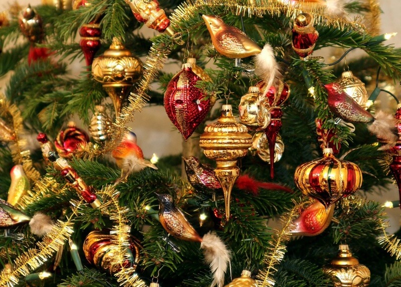 weihnachtstrends 2022 opulent geschmückter weihnachtsbaum
